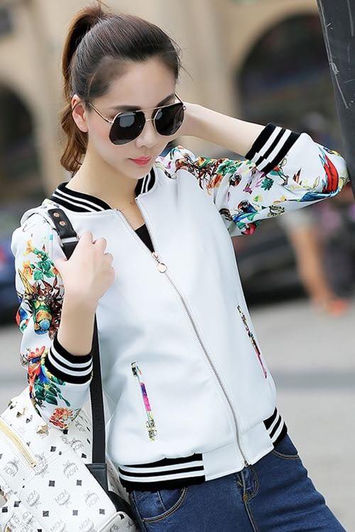 เสื้อผ้าแฟชั่นนำเข้า : เสื้อคลุม พร้อมส่ง เสื้อคุลมแฟชั่น สีขาว ผ้าคอนตอน ลื่นๆใส่สบาย แต่งแขนด้วยลายนกแก้ว แบบซิบรูด แต่งจั๊มปลายแขน และ ชายเสื้อสีดำเก๋ ไม่มีซับใน มีกระเป๋าสองข้างใช้งานได้ เนื้อผ้ายืดหยุ่นได้นิดหน่อยค่ะ