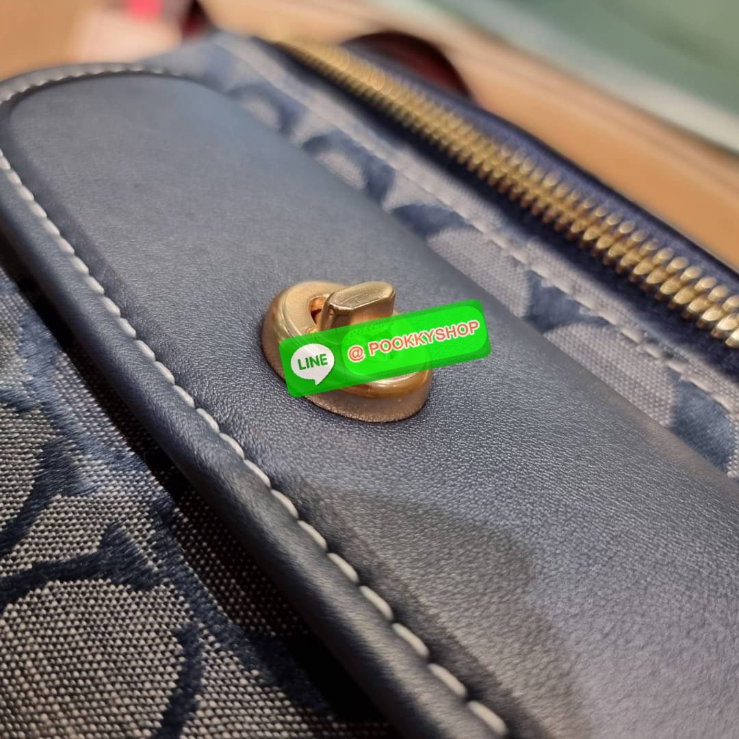 COACH C4035 HERITAGE BELT BAG IN SIGNATURE CHAMBRAY ใหม่ล่าสุด กระเป๋าคาดอกสุดชิคสำหรับหนุ่มๆ เป็นดีไซน์กึ่งสปอร์ตที่ดูหรูมากๆ แพทเทิร์นเป็นที่ใช้งานง่าย วัสดุผ้าแชมเบรย์สลับหนังแท้ ไม่หนาไม่บางจนเกินไป มีช่องด้านหน้า และซิปหลัก ภายในโล่งกว้าง จุของได้สบา