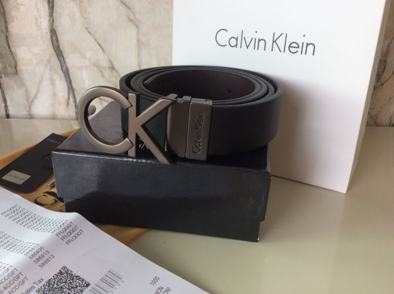 Calvin Klein Real leather เข็มขัดผู้ชาย Calvin Klein Real leather หนังแท้ หัวเข็มขัดตัวอักษรแบรนด์ CK ดูเก๋มีสไตล์ New item! ชุดของขวัญสำหรับคุณผู้ชาย เข็มขัด ที่ใครหลายคนรอคอย ดีไซน์เรียบหรู ตามแบบฉบับของCKเลยคะ จะ ซื้อเป็นของขวัญ ของฝาก ปีใหม่ ดีเลิศค่า