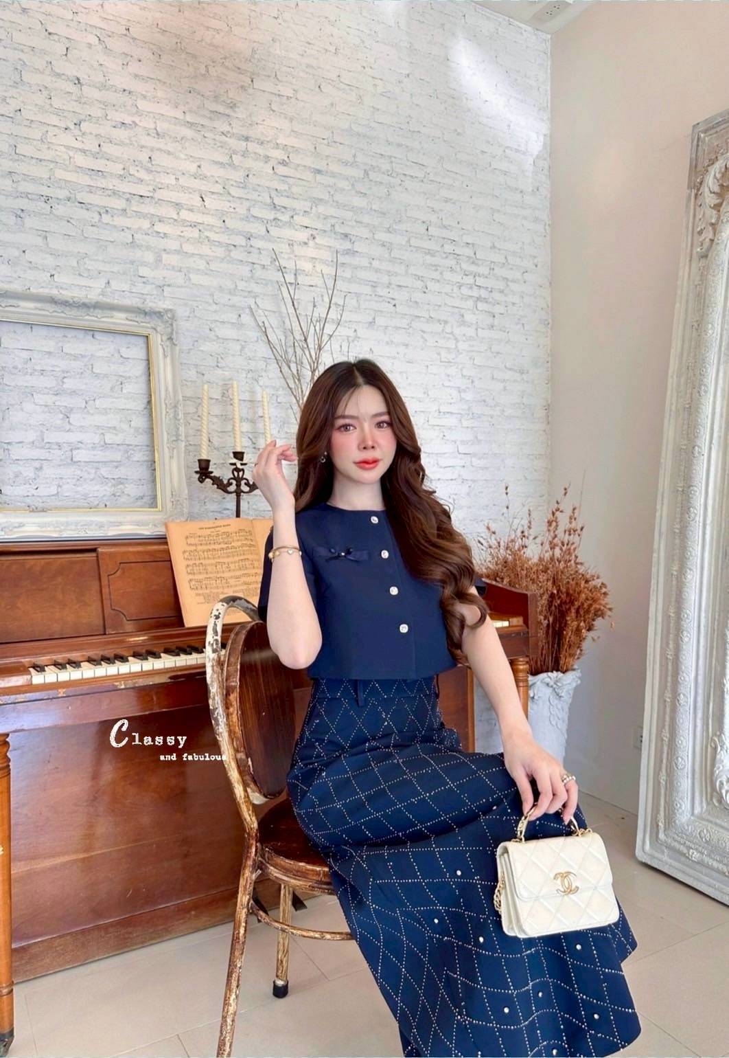 ชุดเซทแฟชั่น set เสื้อผ้าพื้นคอกลมแขนสั้นติดโบว์กระดุมเพชรด้านหน้า + กระโปรงยาวเพชร