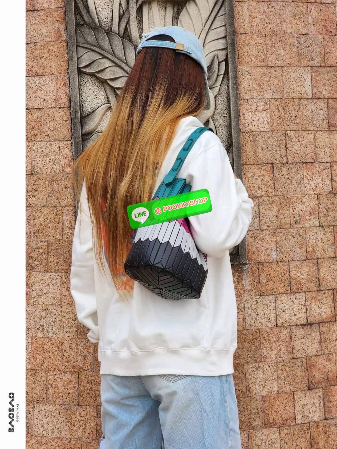 💕Baobao Issey Miyake Large Bucket กระเป๋าบัคเก็ตขนาดใหญ่สามารถใช้ใส่ร่มพับได้หรือขวดน้ำขนาดเล็กได้ ซีรีย์ใหม่นี้มีจุดเด่นที่แผ่นรูปทรงสี่เหลี่ยมด้านขนานในแนวตั้ง เกิดเป็นรูปทรงสามมิติซึ่งแตกต่างไปจากรูปทรงที่เกิดขึ้นจากแผ่นสามเหลี่ยม หูหิ้วสามารถข