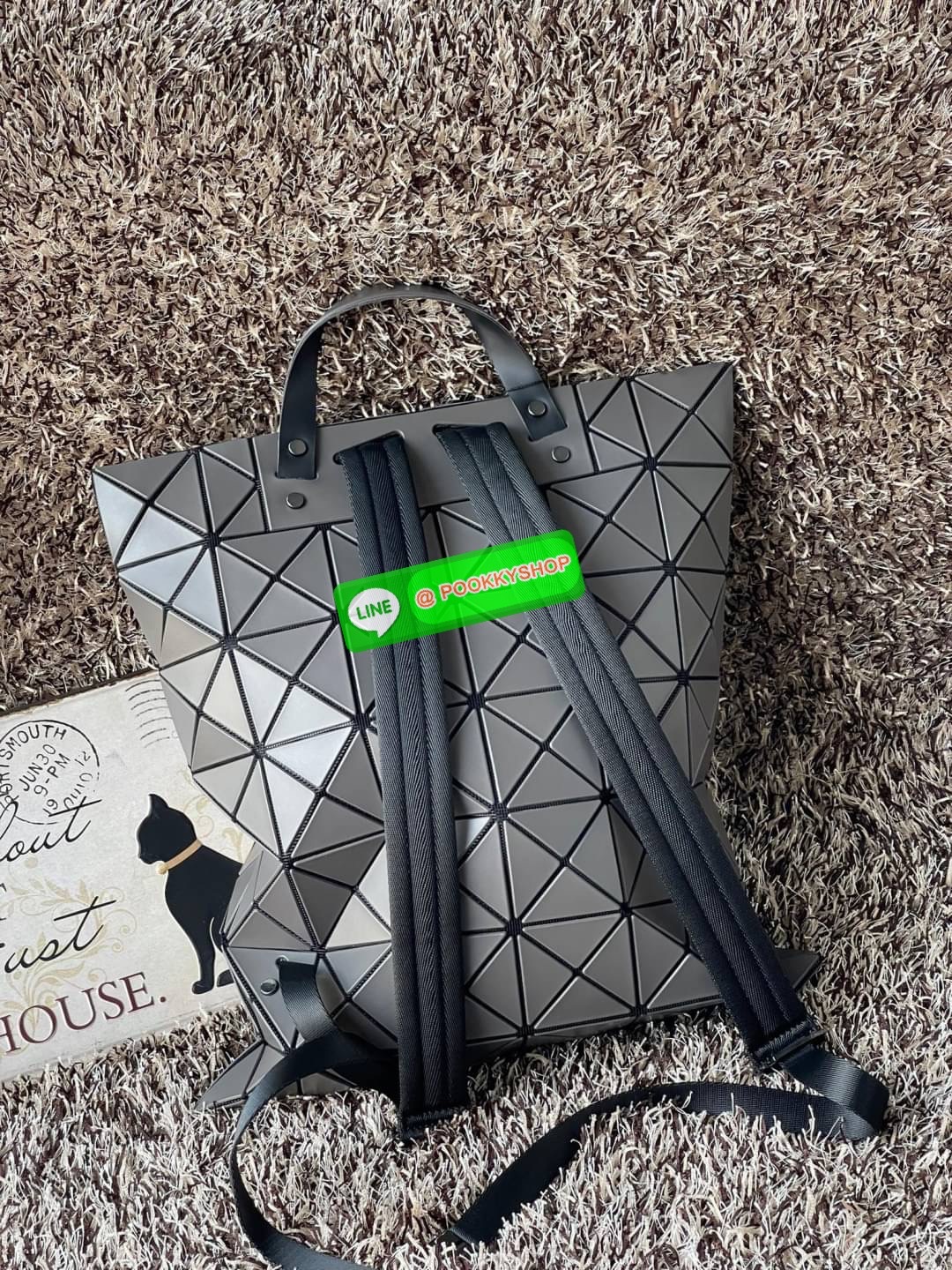 💕BAO BAO ISSEY MIYAKE FLAT PACK BACKPACK รุ่นนี้มีขนาดปานกลาง ไม่เล็กไม่ใหญ่จนเกินไป ดีไซน์เก๋ตามแบบฉบับของแบรนด์ มองเผิน ๆ อาจจะคิดว่ากระเป๋าแบนคงจุของได้ไม่เยอะ แต่บอกเลยว่าใส่ของได้เยอะกว่าที่คิด ด้วยดีไซน์รูปทรงสามเหลี่ยมที่ประกบกัน เมื่อใส่ขอ