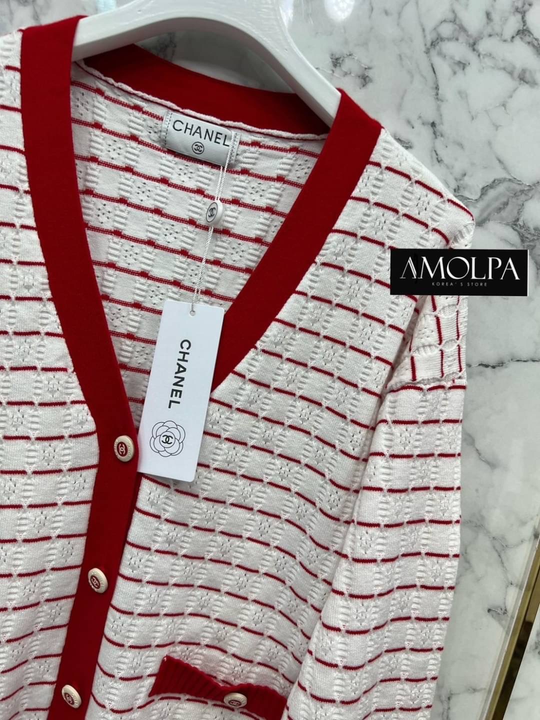 CARDIGANS CHANEL KNIT SS22 งานสวยยยยยสุดดด ปังงง ชนช๊อป สวยจี๊ดดดด .... พร้อมส่ง!! CARDIGANS CHANEL KNIT 2022SS เนื้อผ้าดีม๊ากกกก ผ้าใส่สบายมากกกก ห้ามพลาดเลยนะคะ ใส่สบายสุดๆ !! งานสวยงานดีต้องแบรนด์AMOLPA เท่านั้น !!