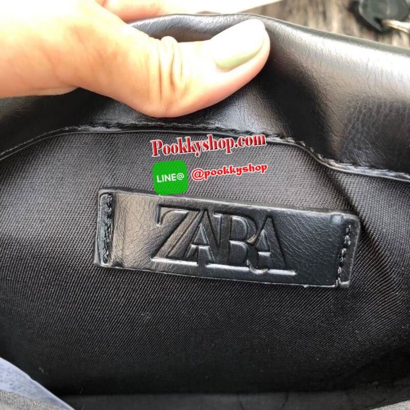 ZARA SOLF ROCK SHOULDER BAG Outlet กระเป๋าสะพายข้างทรงเก๋ เดินด้ายทั้งใบ แต่งโซ่คล้องมาที่ด้านหน้า เปิดปิดแบบกระดุมแม่เหล็ก ก้านในมี 3 ช่องใหญ่ เป็นช่องซิปกลางรุ่นนี้จุของได้เยอะเลยครับ ใส่ iPad mini ได้สบายๆ สายสะพายจะทำเป็นสายคู่สะพายไหล่ หรือ ทำเป็นสาย