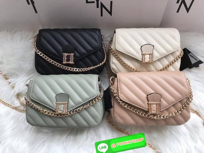 Lyn กระเป๋าทรงน่ารักปุ๊กปิ๊ก สายสะพายโซ่ทอง เปิดปิดด้วยกระดุมแม่เหล็ก ฐานกว้างใส่ของได้เยอะ