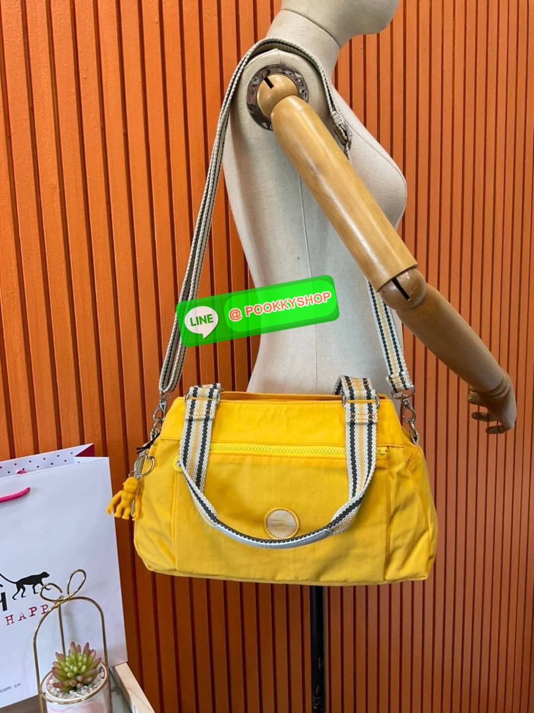 Kipling Damen Orelie Henkeltasche รุ่น K15257 กระเป๋าถือ/สะพาย Crossbody ขนาดกำลังดี หูกระเป๋ายาวสามารถคล้องบ่าได้ วัสดุpolymode100% ผ้ากันน้ำ กระเป๋ามีน้ำหนักเบา มีช่องซิป ด้านหน้า และ ด้านหลัง ภายในแบ่งเป็น 3 ช่องหลักใช้งาน ช่องซิปกลางแยกเป็นสัดส่วน จุข