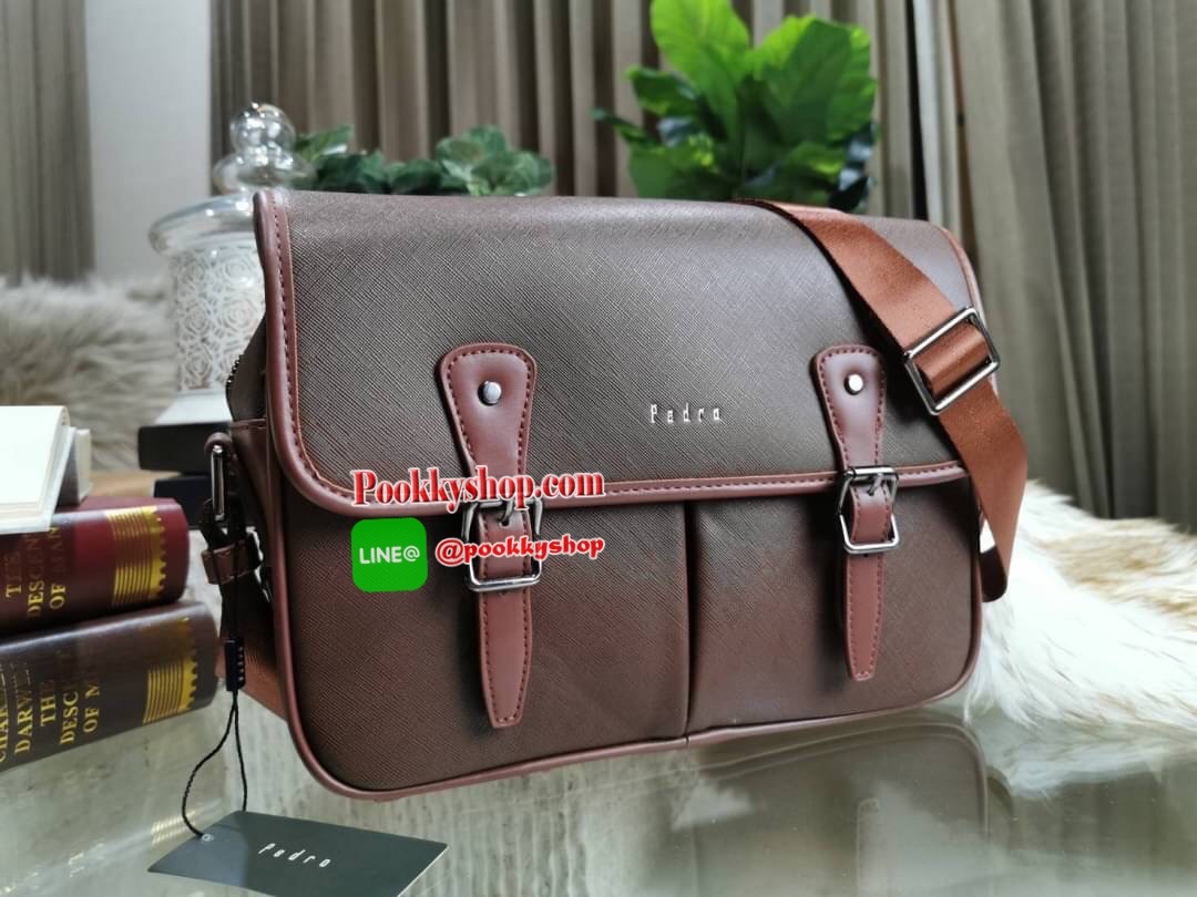 NEW ARRIVAL! PEDRO SAFFIANO MESSENGER BAG รุ่นใหม่ชนช็อปจาก Pedro แบรนด์ดังการันตรีคุณภาพด้วยเครือ Charles&Keith วัสดุหนัง Saffiano สวยหรูอยู่ทรงแข็งแรงไม่ย้วยเปิดปิดด้วยฝาปิดกระดุมแม่เหล็กพร้อมซิปด้านในสะดวกใช้ ด้านหน้าและด้านหลังยังมีช่องใส่ของ ขนาดกำลั