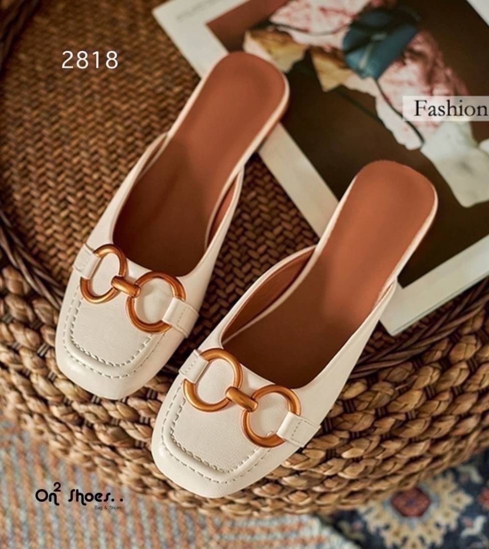 รองเท้าหัวคัชชูเปิดหลังรหน้าแต่งอะไหล่ทองเหลือง สไตล์แบรนด์ส้นเป็นอะไหล่ทองสวยหรู คู่นี้ใส่แมทกับชุดได้ง่ายทั้งกางเกงและกระโปรงได้หมดทรงสวย