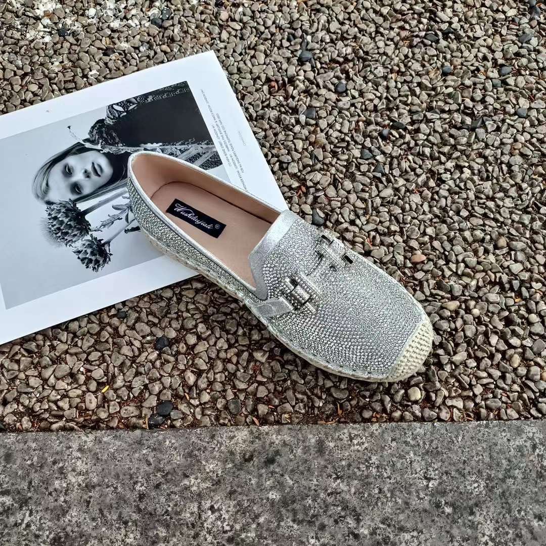 พร้อมส่งคะ Slip on shoe งาน slip on signature ของทางร้าน (เพชร)เพชรวิ้งวับเกร๋ๆ สวยยืน1 🥇มาแล้วจ้า ทรงสวยอย่างดี งานเกร๋เรียบหรูดูแพง 👑ตัวนี้ห้ามพลาด ใส่สบายจะแมตช์กับกางเกง👖หรือกระโปรง👗ก็ได้ค่ะ แม่ค้าคอนเฟริม ห้ามพลาดเลยจ้