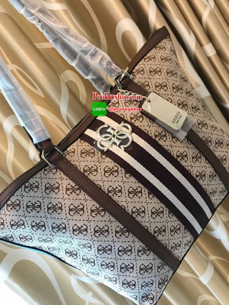 Guess Factory Large Tote Handbag กระเป๋าถือทรงช้อปปิ้ง สไตล์วิลเทจ น้ำหนักเบา มีหมุดรองฐานกันรอย เปิดปิดด้วยซิปด้านบน ด้านหลังมีช่องเพิ่มอีก1ช่อง สกรีนลายsignature รอบใบประดับtagเป็นโลหะและหนัง ถอดแยกใช้งานได้ ใบใหญ่ใส่หนังสือนิตรสาร ราคาสุดคุ้มเลยคร้า!!