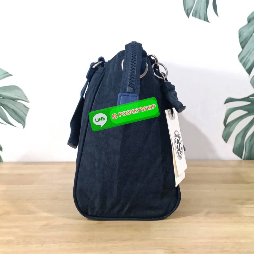 KIPLING AMIEL Medium Handbag กระเป๋าถือหรือสะพาย วัสดุ Nylon + Polyester ช่องหลักเปิด-ปิดด้วยซิป โล่ง กว้าง สามารถจุของได้เยอะ ด้านในมีช่องใส่ของทั้งซ้ายและขวา ด้านหลังมี ช่องลึกอีก 1 ช่อง พร้อมสายสะพายยาวปรับได้ free size เหมาะกับวันไปทำงาน วันสบายๆ สามา