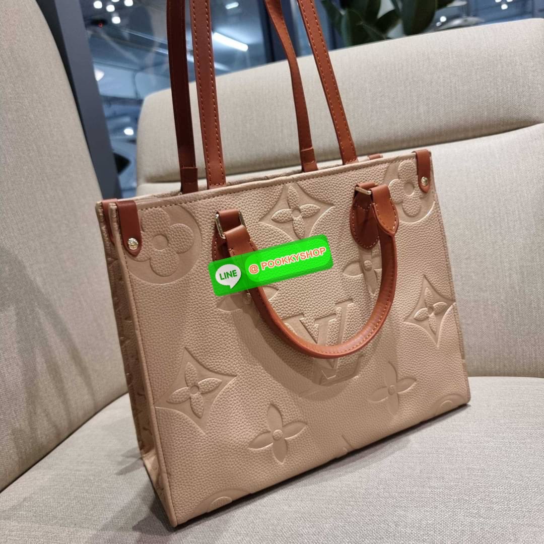 New arrival!! LV crossbody tote bag ดีไซน์สวยคม สมราคา ดูแพงไปอีก ด้วยดีเทลลายของหนัง crossgrain กระเป๋าทรงโท้ทจากเคาน์เตอร์ dutyfree คลาสสิค ผู้ดียืนหนึ่ง โทนสีใช้งานง่าย แมทช์ได้ทุกลุค มาพร้อมหูจับในตัว แบบหูหิ้ว และหูยาวสำหรับสะพายไหล่ เก๋มาก ชิคมาก ภา