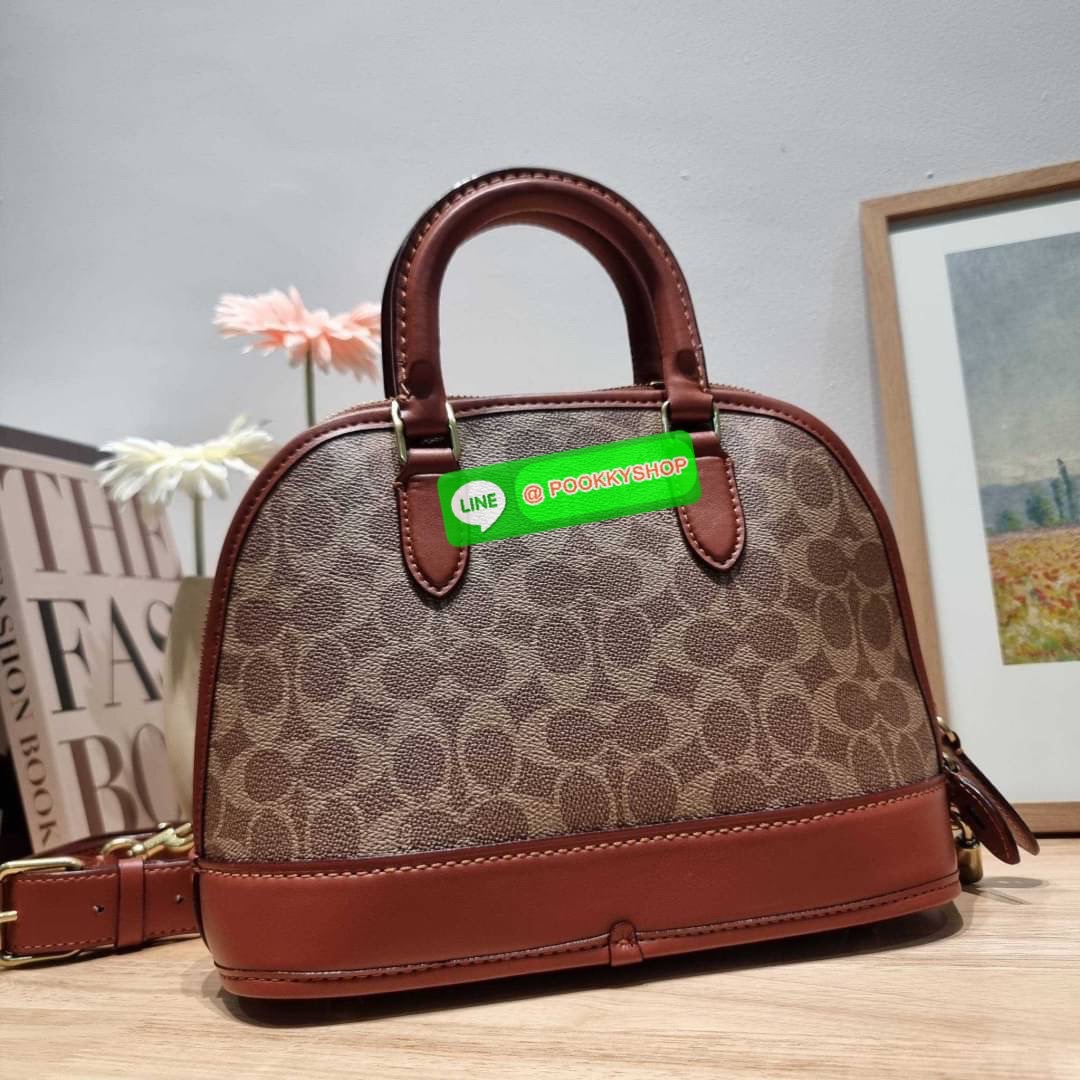COACH CC411 REVEL BAG ใหม่ล่าสุด พร้อมสวยก่อนใคร กับกระเป๋าทรงโดมรุ่นใหม่ ที่สาวๆอดใจไม่ไหวแน่นอน สวยครบเครื่อง เกินต้านที่สุด รูปทรงคลาสสิค วัสดุหนังแท้เต็มใบ มือจับในตัว เลิศๆกับกุญแจที่ล็อคกันขโมยได้ เปิด-ปิดด้วยซิป ภายในโล่งกว้าง มีสายสะพายครอสบอดี้มา