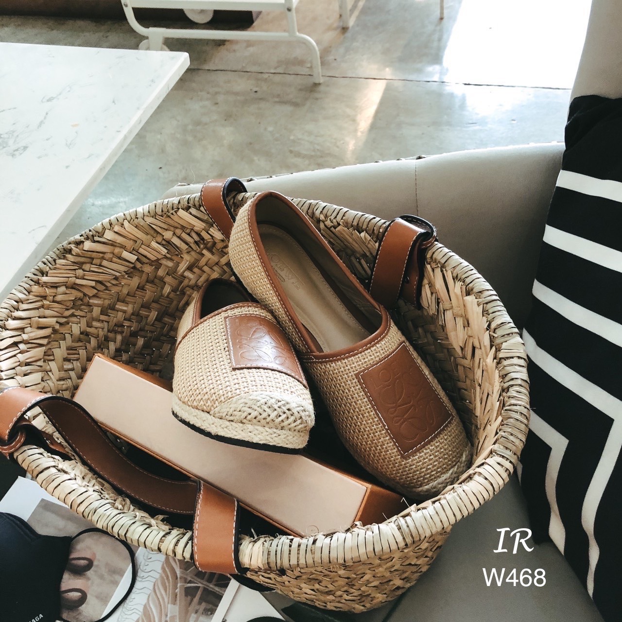 รีพีทแบบขายดี!!! พร้อมส่ง ปีนี้ ใครไม่รู้จัก Loewe คือพลาดมาก แบรนด์ดังจากเยอรมัน สวยมาก แกรนมาก น่ารักมาก ตอนนี้ งานสาน กระสอบคือปังมากคะ ปีนี้