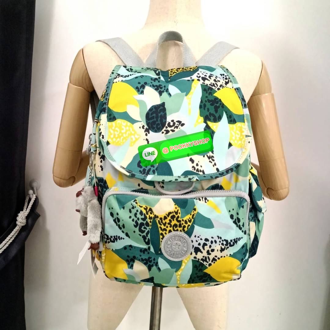 Kipling City Pack Medium Backpack กระเป๋าเป้ Kipling ขนาดกลาง วัสดุ Polyester 100% มีหูหิ้วด้านบน -ด้านหลัง มีซิปหลัง 1ช่องลึก -ด้านข้างมีช่องใส่ของเล็กน้อยทั้ง 2 ด้าน เปิด-ปิด ด้วยกระดุมแม่เหล็ก -ด้านหน้ามีช่องซิปใส่ของแยก 1 ช่อง และ ช่องปรับขนาดด้วยสายล