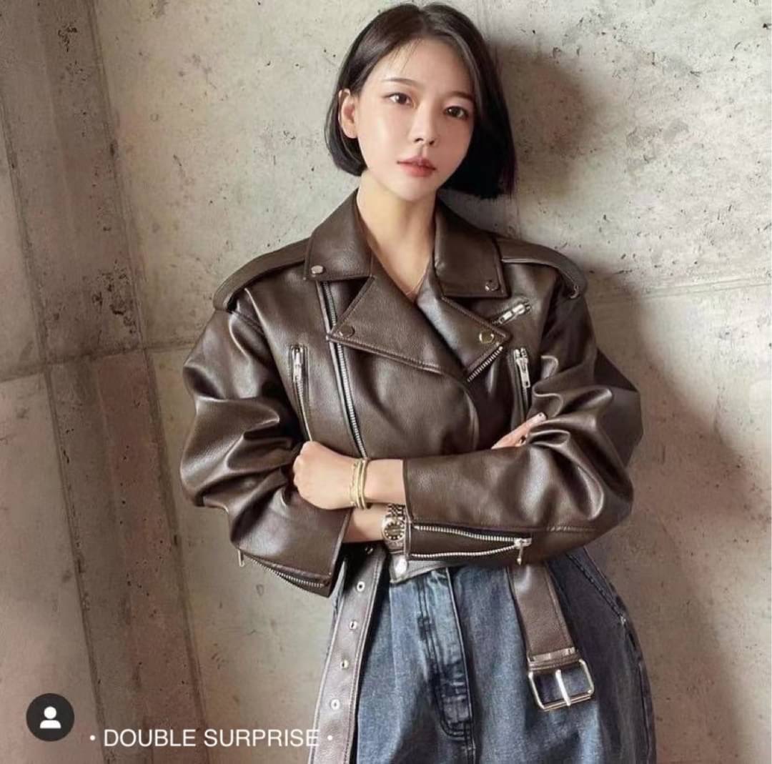 NEW ARRIVALS เสื้อJACKETหนัง คอปกทรงสวยเลยค่ะ งานติดซิปด้านหน้าและปลายแขน เจาะกระเป๋ารูดซิปได้ ชายเสื้อมีเข็มขัด งานมีซับในอย่างดี ใส่สวยทั้ง2สี น่ารักมากๆค่ะ (DOUBLE SURPRISE bydressmepls.)