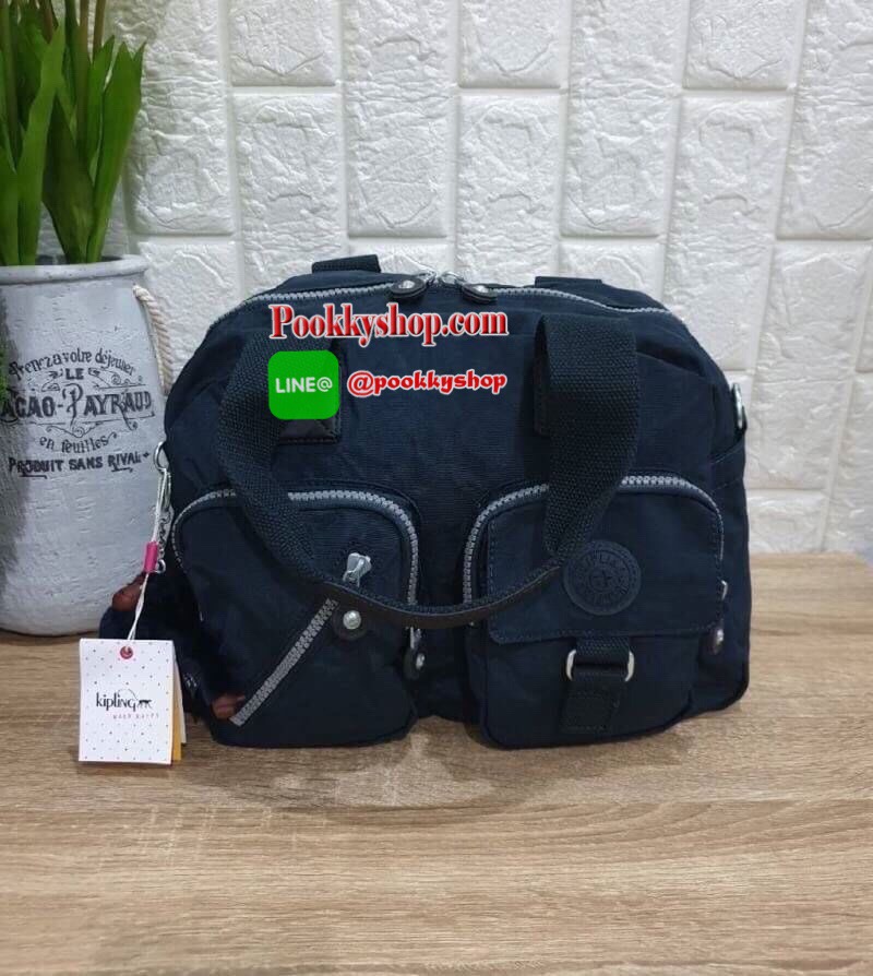 Kipling Women’s Defea Top-Handle Bag กระเป๋าถือหรือสะพายทรงตั้งสวย มีช่องใส่ของแยกเป็นสัดส่วนทั้งด้านในและนอก มีสายสะพายถอดและปรับความยาวได้ฟรีไซส์ มาพร้อมพวงกุญแจลิง น่าใช้คุ้มค่ามากๆจ้า