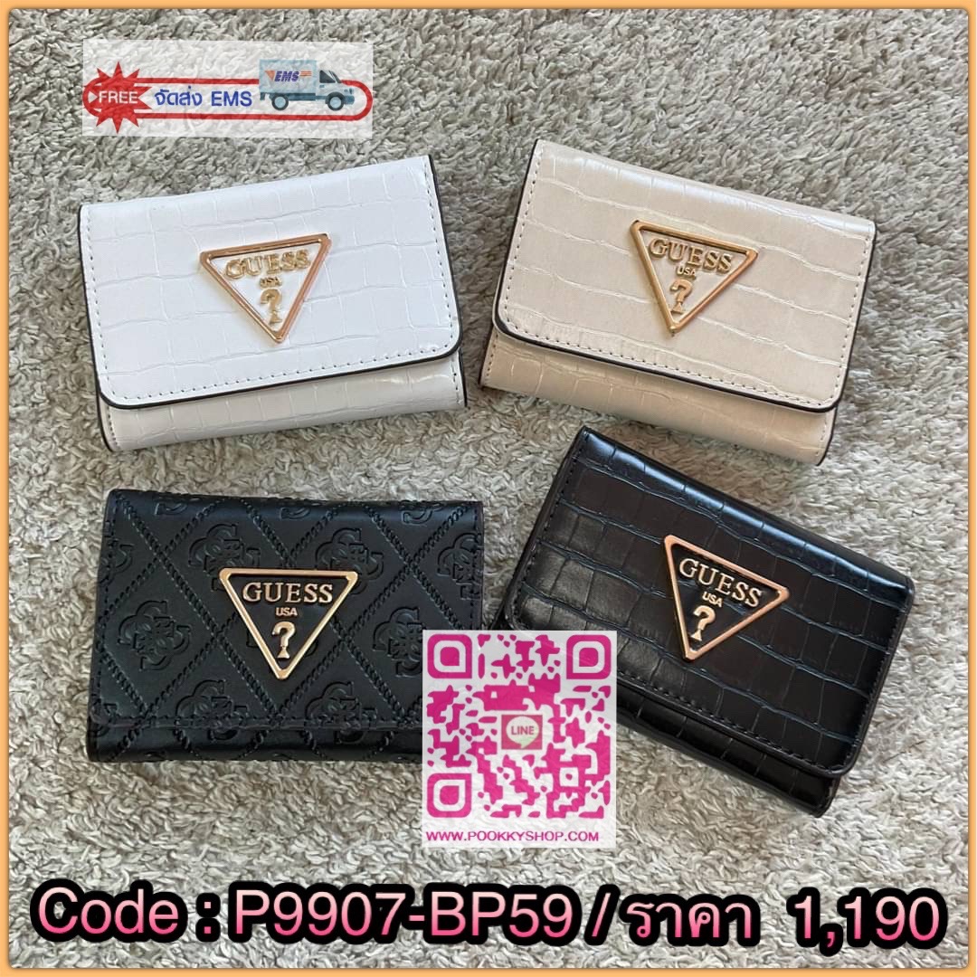 รุ่นใหม่ล่าสุด! GUESS SHORT WALLET กระเป๋าสตางค์ใบสั้นสองตอน วัสดุตัวหนังลายสวยหรูพิมพ์ลายทั้งใบ เปิดปิดด้วยกระดุม ด้านในบุผ้าปั้มแบรนด์มีช่องใส่รูป และใส่บัตรได้อีกหลายช่อง มาพร้อมช่องใส่ธนบัตรหนึ่งช่อง สวยคุ้ม สไตล์มินิ สำหรับคนไม่ชอบพกเงินเยอะ แนะนำใบน