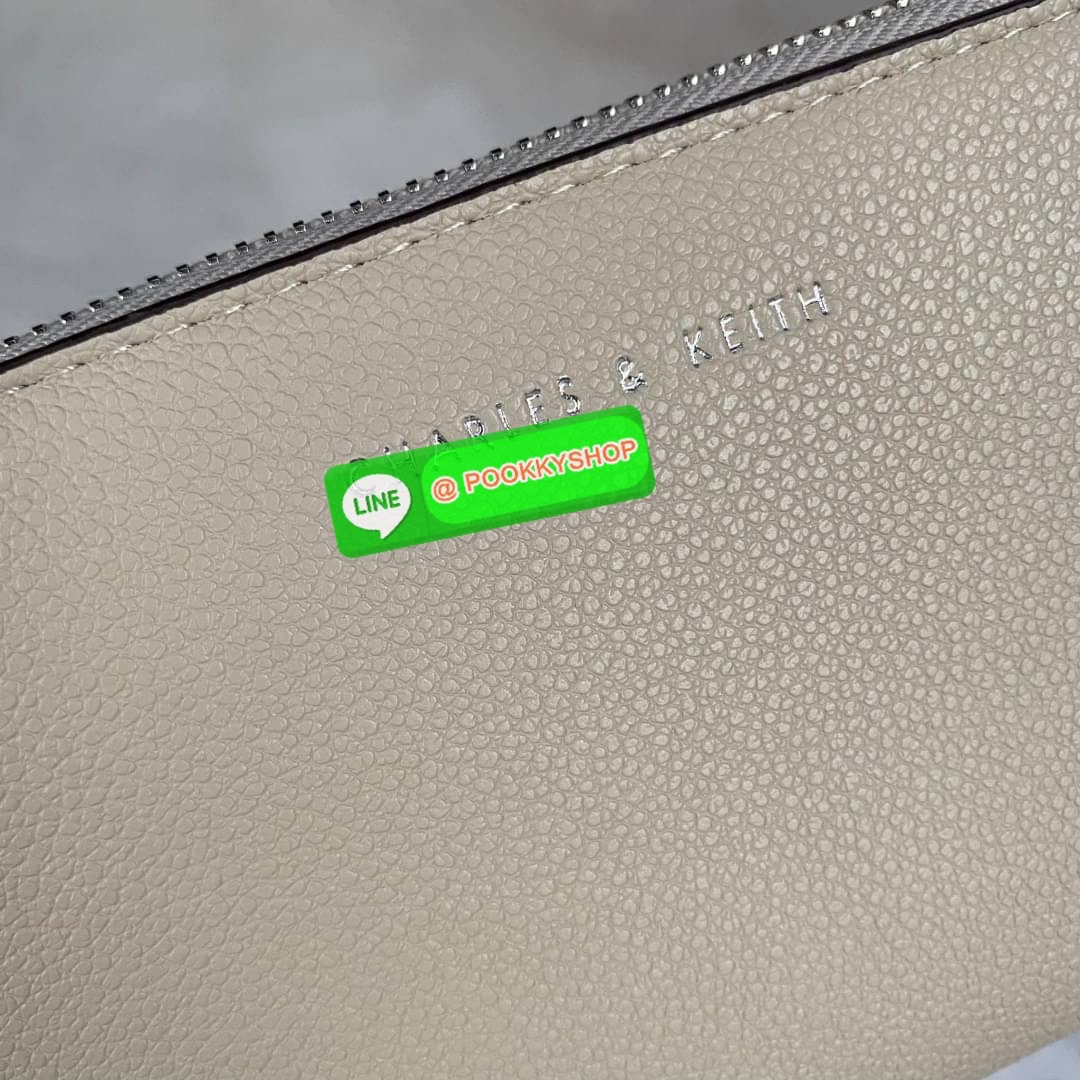 CHARLES & KEITH LONG ZIP AROUND WALLET กระเป๋าเงินใบยาวซิปรอบถูกหลังฮวงจุ้ย คอลเลคชั่นสีสุภาพหนังปั๊มลายคาเวียร์ทั้งใบ น้ำหนักเบา ด้านในกระเป๋าแบ่งเป็น 3 ช่องใหญ่ มีช่องซิปใส่เหรียญตรงกลาง จุการ์ด 12 ช่อง สามารถใส่ธนบัตรได้ตามยาวอีก 2 ช่อง มาพร้อมกล่องและ