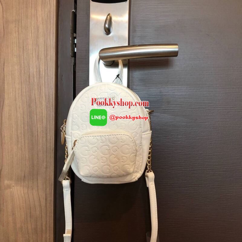 GUESS Factory Women's Evan Mini Crossbody กระเป๋าสะพายใบเล็กสุดน่ารักจาก guess มาแล้วค่า ไอเท็มสุดน่ารัก วัสดุทำจาก pu สกรีนลายสุดน่ารัก ด้านหน้ามีโลโก้ มีพวงกุญแจสวยเก๋ สายสะพายมีสายโซ่สลับหนังปรับได้ 5 ระดับ ด้านบนมีหูหิ้วจับถนัดมือ กระเป๋ามี 1 ช่อ