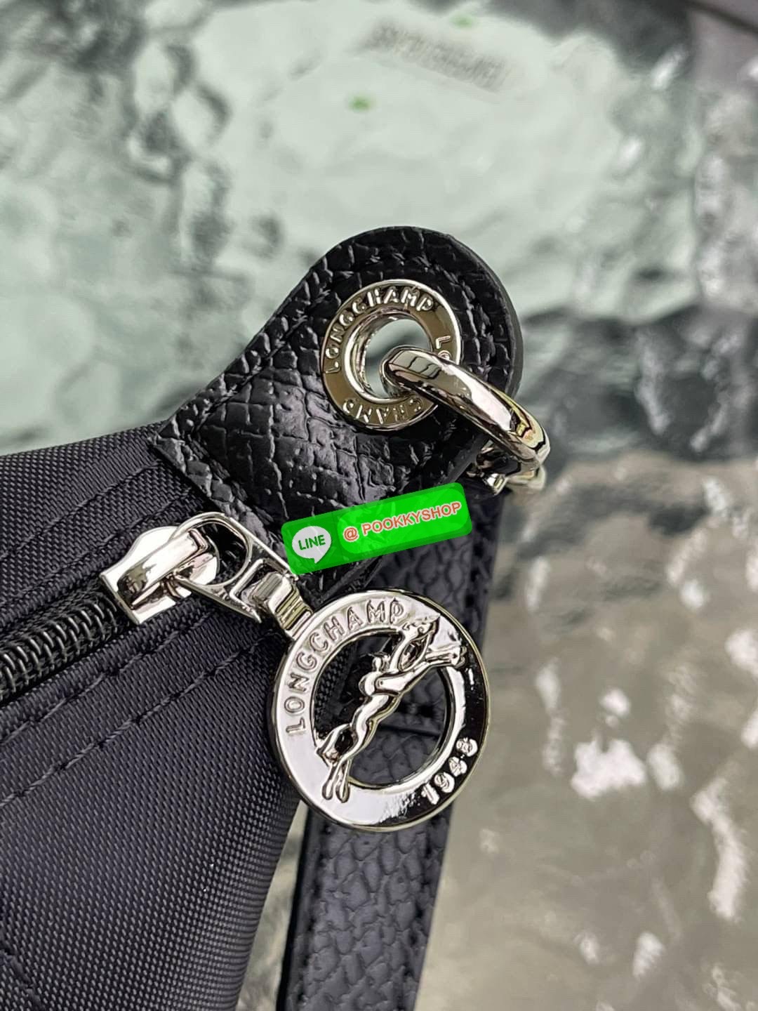 Longchamp x André XS Le Pliage Top Handle Bag พบกับคอลเลคชั่นสุดพิเศษจากลองฌองป์ ‘Longchamp & André’ ที่มีศิลปินกราฟิตี้ชื่อดัง อังเดร ซาไรวา (Mr. André Saraiva) เจ้าของคาเรคเตอร์การ์ตูนสุดร่าเริงอย่าง ‘มิสเตอร์เอ (Mr. A)’ มาร่วมออกแบบกระเป๋าคอลเลคชั่นพิเ