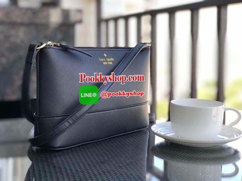 KATE SPADE Crossbody Bag กระเป๋าทรงสวย สุดคุ้มหนัง Saffiano ด้านหน้ามีโลโก้แบรนด์ เปิดปิดด้วยซิปสะดวกใช้ ภายในแบ่งออกเป็นช่องหลัก มีช่องใฝซิปและช่องโล่งไว้แยกเก็บของ เครื่องสำอาง เหรียญ ไส่ไอโฟนพลัส ได้ค่ะ ก็สวยคุ้มค่าทุกการใช้งาน รีบจองเลยค่า