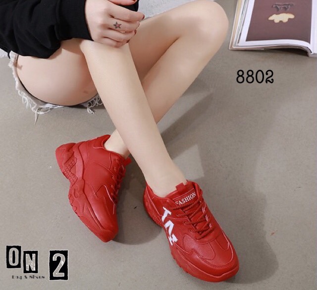 LA sneaker ผ้าใบหนังสไตล์แบรนด์ ทรงสวย คู่นี้ใช้วัสดุอย่างดีค่ะ ทรงสวยน่ารักมาก พร้อมส่ง 4 สี วันหยุดยาวนี้ มี รองเท้าใส่เที่ยวหรือยังค่ะ ถ้ายังแนะนำเลย ใส่เที่ยว ตวจ. หรือ ตปท.ก็สวยค่าาาา