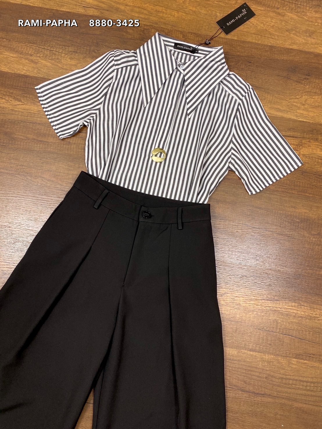 ชุดเซทแฟชั่น เสื้อเชิ้ตแขนสั้นคอปกเก๋ๆ ลายริ้วทางตรงสีสวยคลาสสิค ดีเทลสวยเก๋ กระดุมอกซ่อน