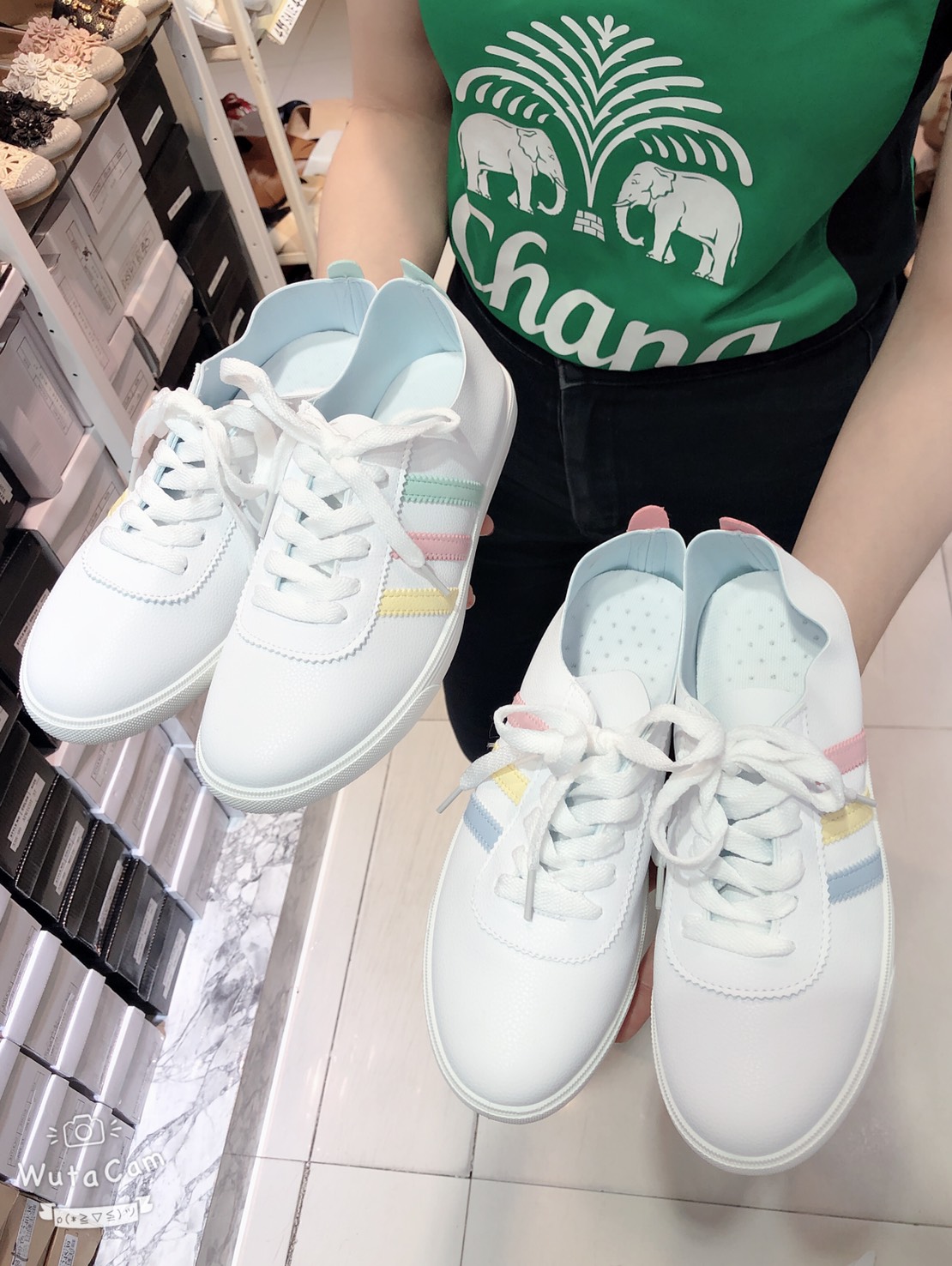 พร้อมส่งเลยจ้า รองเท้าผ้าใบงานน่ารักมาแล้วจ้า ด้านข้างคาดสามสี สีพาเทล น่ารักฝุดๆพร้อมเสิร์ฟจ้า หนังผ้าใบนิ่มมากค่ะ ด้านในซับผ้าหนังกลับอย่างดี งานสวย แม่ค้าคอนเฟริม ห้ามพลาดเลยจ้าตัวนี้แนะนำ อย่าช้ารีบเลย