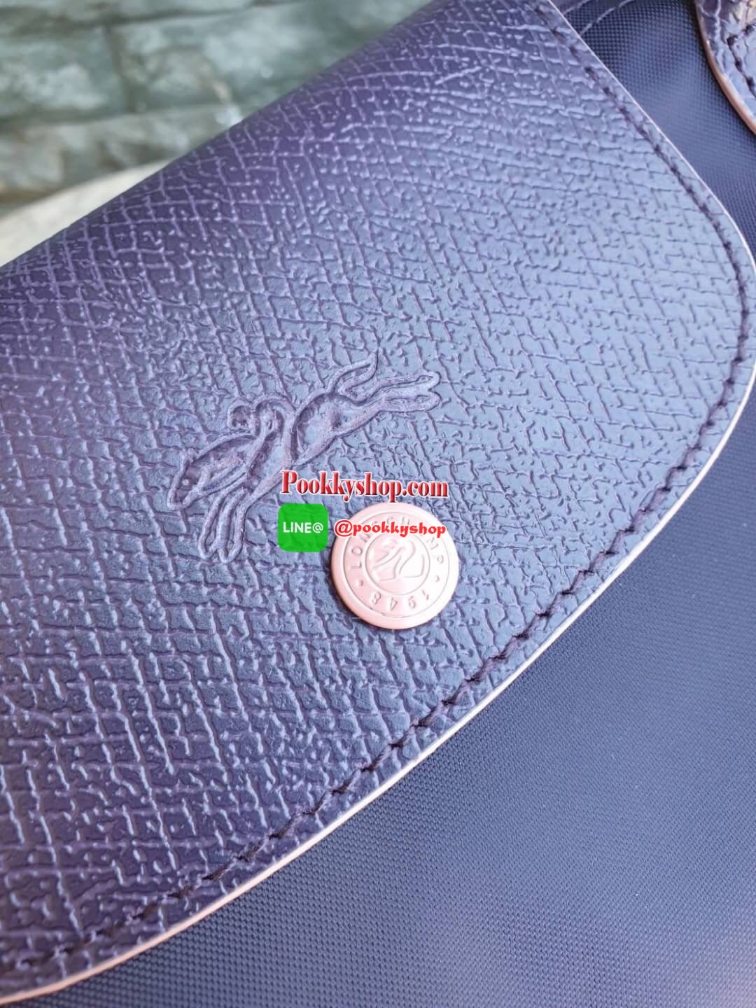 Longchamp Le Pliage Club Tote Bag Size L หูยาว วัสดุเนื้อผ้า Nylon Canvas เคลือบกันนำ้ ตัดด้วยหนังแท้ที่มีน้ำหนักเบา ดีไซน์เรียบง่ายแต่เต็มไปด้วยความคลาสสิก จนเป็นที่ชื่นชอบไปทั่วโลก Longchamp ปรับโฉม LE PLIAGE ด้วยการปักลายรูปม้า-ตราสัญลักษณ์ของแบรนด์บนผ