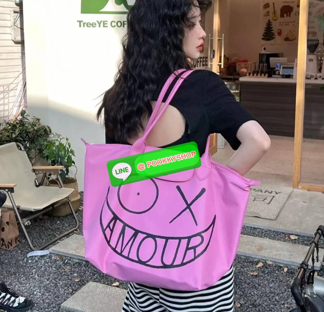 ð Longchamp x AndrÃĐ Le Pliage Large Shoulder Bag āļāļāļĨāđāļĨāļāļāļąāđāļāļŠāļļāļāļāļīāđāļĻāļĐāļāļēāļāļĨāļāļāļāļāļāļāđ âLongchamp & AndrÃĐâ āļāļĩāđāļĄāļĩāļĻāļīāļĨāļāļīāļāļāļĢāļēāļāļīāļāļĩāđāļāļ·āđāļāļāļąāļ āļāļąāļāđāļāļĢ āļāļēāđāļĢāļ§āļē (Mr. AndrÃĐ Saraiva) āđāļāđāļēāļāļāļāļāļēāđāļĢāļāđāļāļāļĢāđāļāļēāļĢāđāļāļđāļāļŠāļļāļāļĢāđāļēāđāļĢāļīāļāļāļĒāđāļēāļ âāļĄāļīāļŠāđāļāļāļĢāđāđāļ (Mr. A)â āļĄāļēāļĢāđāļ§āļĄāļāļāļāđāļāļāļāļĢāļ°āđāļāđāļēāļāļāļĨāđāļĨāļāļ