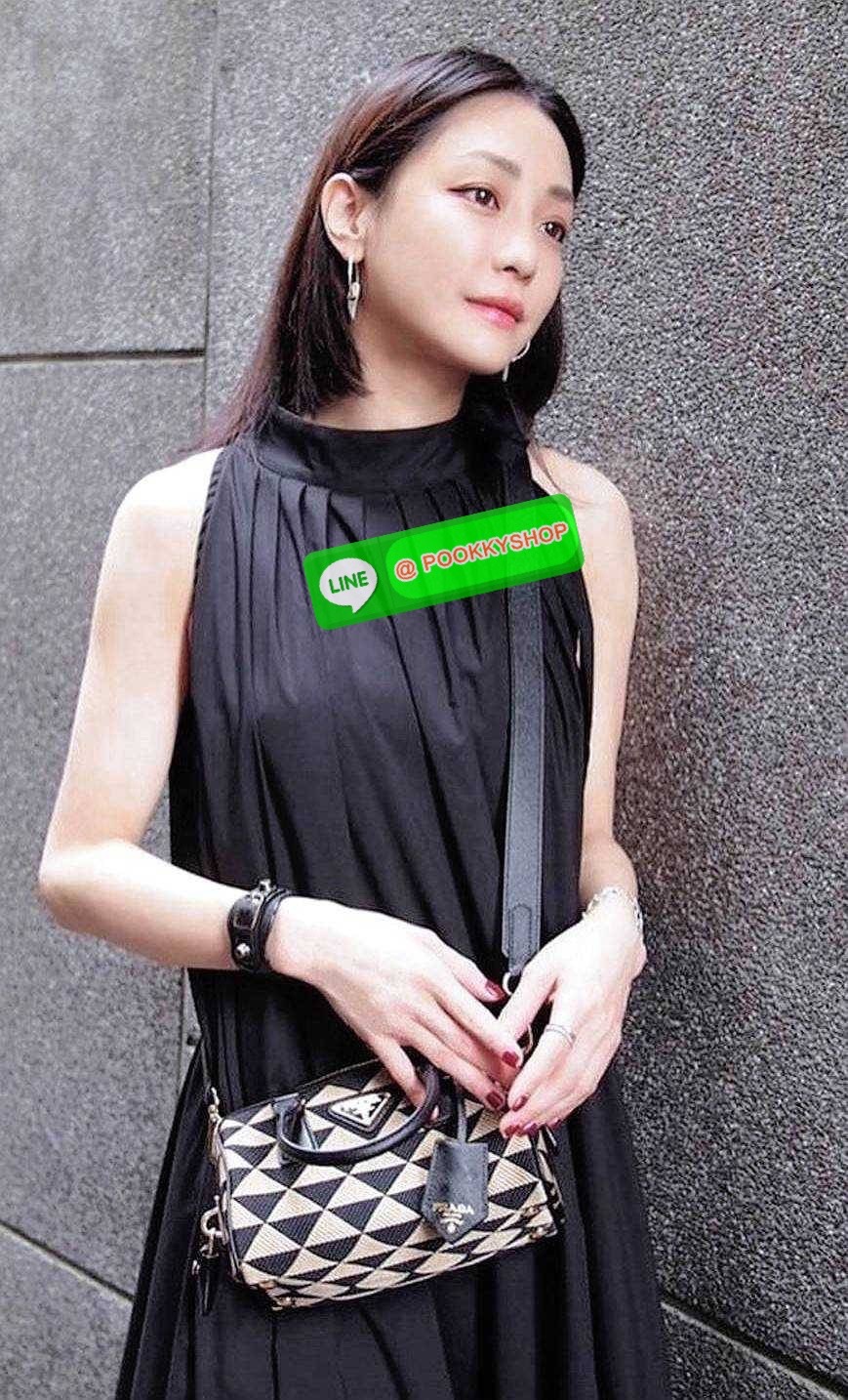 ✴️ห้ามพลาด!✴️PRADA FABRIC MICRO BAG VIP GIFT WITH PURCHASE (GWP) กระเป๋าพรีเมี่ยมกิ๊ฟ Limited จาก PRADA DUTYFREE COUNTER โดดเด่นที่วัสดุ Jacquard Fabric Micro ดีไซน์สวยคลาสสิคขนาดกำลังดี หูกระเป๋าประดับTagแบรนด์ถอดออกได้ ภายในมีโลโก้ ใส่มือถ
