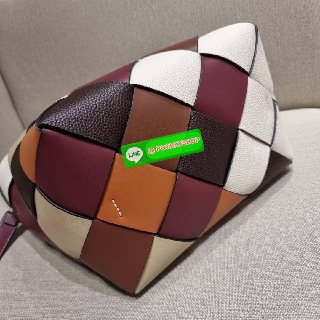 LOEWE SURPLUS LEATHER WOVEN BASKET BAG IN CLASSIC CALFSKIN ใหม่ล่าสุดและสวยที่สุด กระเป๋าสะพานที่ถักทอด้วยความปราณีต โดดเด่นด้วยสีที่จับมาคอนทราสได้ลงตัว ใบใหญ่จุได้แบบเน้นๆ วัสดุหนังวัวแท้เต็มใบ หรูเลิศ ปากกระเป๋ามีสายหนังสำหรับผูกรวบปากกระเป๋า ภายในโล่ง