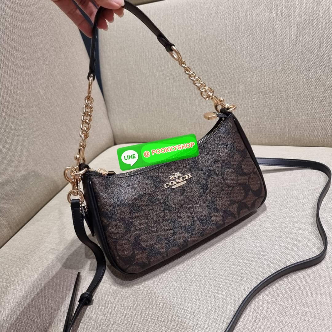 COACH CA548 TERI SHOULDER BAG IN SIGNATURE CANVAS คอลเลคชั่นใหม่ล่าสุด ที่สาวๆรอคอย กระเป๋าสะพายไหล่กึ่งทรงพอช พร้อมเสิร์ฟความสวยถึงบ้านไปเลยก่อนใคร แบบไม่ต้องพรีฯ ด้วยดีไซน์คลาสสิคที่แอบแฝงความเรียบหรู มาพร้อมสายสะพาย 2 เส้น เป็นสายโซ่คล้องแขนและสายสะพาย