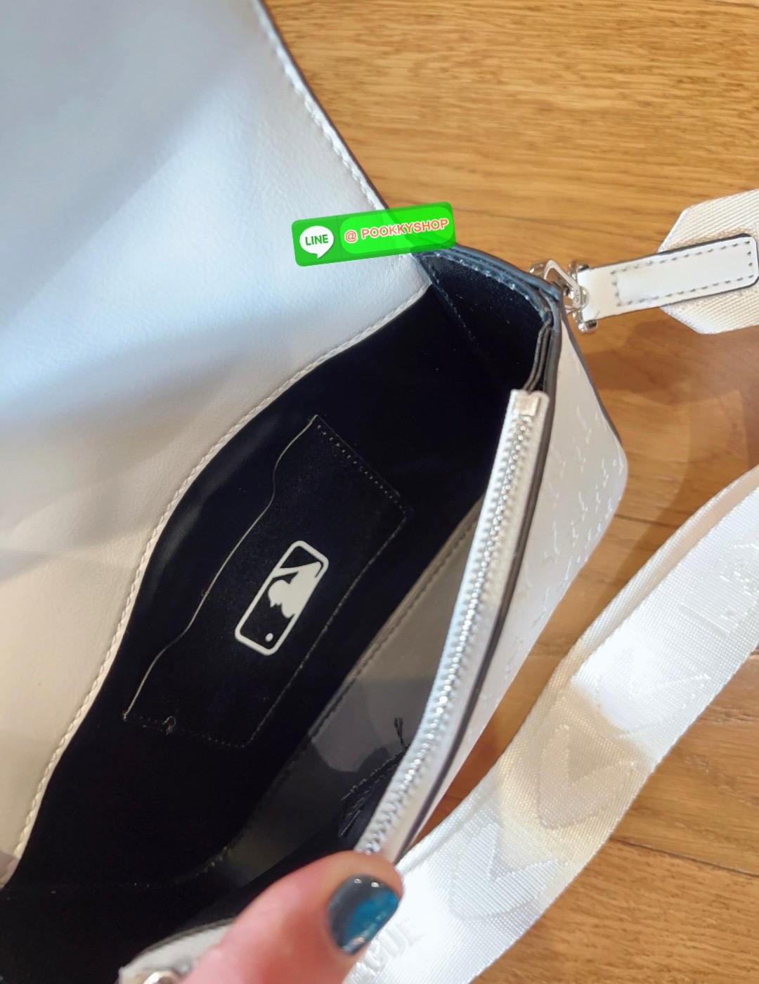 NEW IN! ใบจริงน้องสวยมากๆ คุ้มแก่การมีติดตัว! MLB MONOGRAM EMBO CROSS BAG 💌พร้อมส่ง! ใครมีแล้วหรือจะมีเพิ่มหรือซื้อเป็นของขวัญให้เพื่อนๆรุ่นนี้ไม่ทำให้ผิดหวังค่ะ หนังแท้อย่างดี ปั้มลายแบรนด์ทั้งใบ