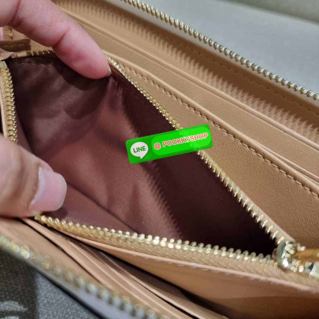 COACH C8695 LONG ZIP AROUND WALLET IN SIGNATURE CANVAS WITH MYSTICAL FLORAL PRINT พร้อมเสิร์ฟความหรู กับคอลใหม่ล่าสุด กระเป๋าสตางค์ใบยาวกึ่งคล้องมือ มาในดีไซน์ผู้ดี เรียบหรู ถือใช้แล้วขับผิวมาก ลวดลายดอกไม้คละเคล้าสวยงาม วัสดุหนังแคนวาสเคลือบลาย มาพร้อมสา