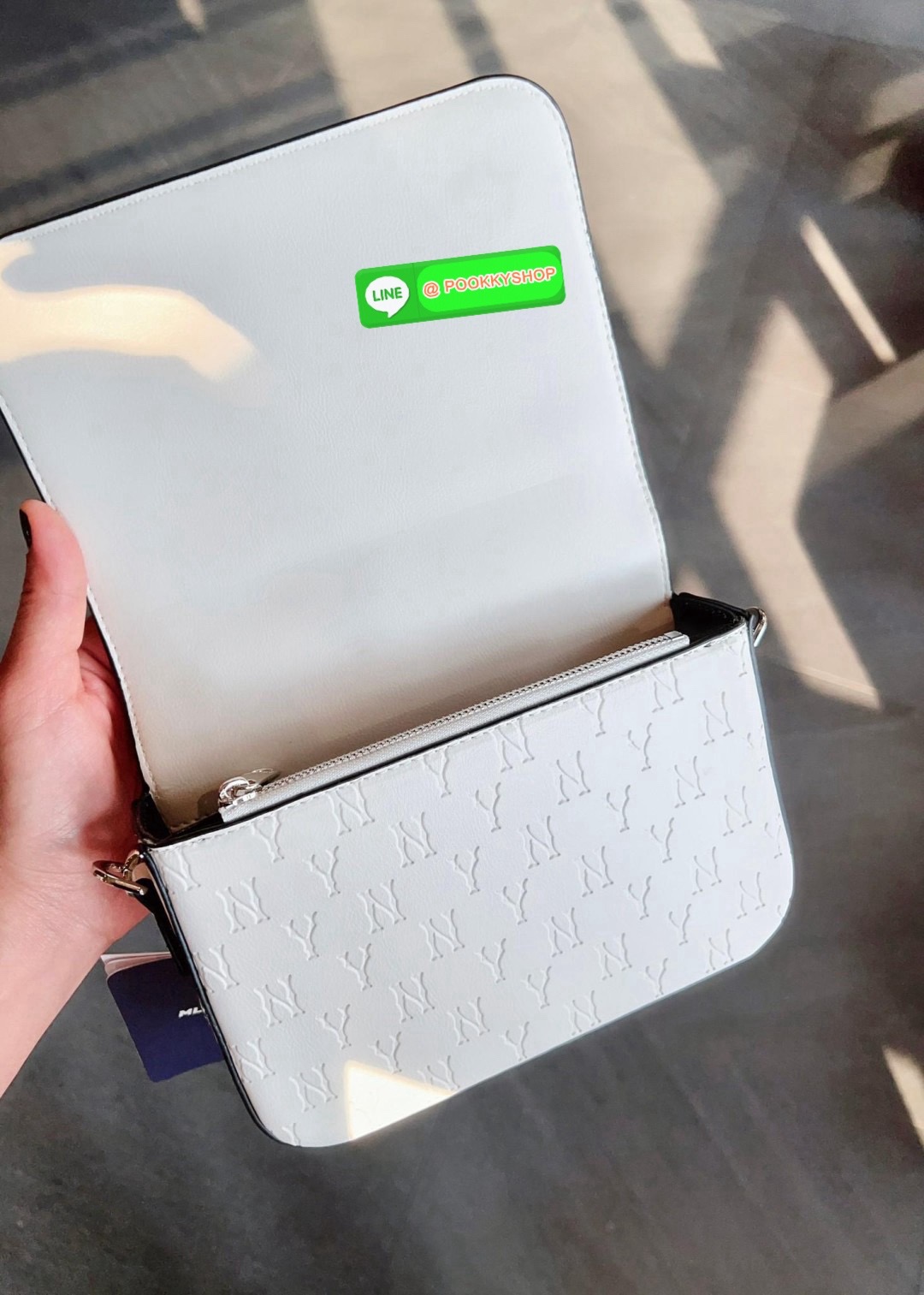 NEW IN! ใบจริงน้องสวยมากๆ คุ้มแก่การมีติดตัว! MLB MONOGRAM EMBO CROSS BAG 💌พร้อมส่ง! ใครมีแล้วหรือจะมีเพิ่มหรือซื้อเป็นของขวัญให้เพื่อนๆรุ่นนี้ไม่ทำให้ผิดหวังค่ะ หนังแท้อย่างดี ปั้มลายแบรนด์ทั้งใบ