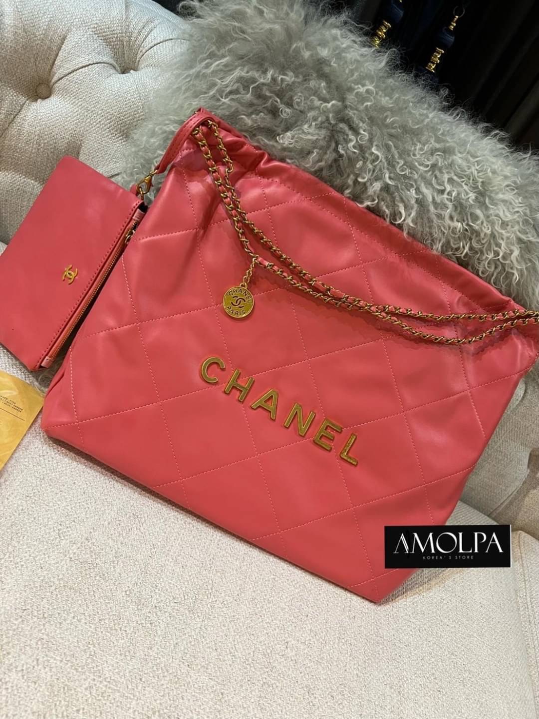 ต้องรีบจัดดด งานดี น้ำหนักดี ไม่เบา ไม่หนักจนเกินไป ไม่มีกลิ่นเหม็นของผ้า จัดเลยน๊า สวยม๊ากกกก กระเป๋า CHANEL 22 HANDBAG ใบสวยหรู หรูมากกก สวยยม๊ากกก งานเหมือนแท้ม๊ากก