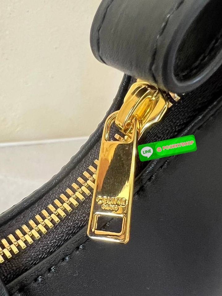 ✴️BEST SELLER!✴️CELINE SHOULDER BAG VIP GIFT WITH PURCHASE (GWP) พรีเมี่ยมกิ๊ฟ Limited Edition จาก CELINE HAUTEPARFUME DUTYFREE COUNTER วัสดุ TRIOMPHE CANVAS รุ่นใหม่ล่าสุดดีไซน์สวยหรู หนังสวยอยู่ทรง ภายในโล่งกว้างและจุสามารถใส่มือถือ กระเป๋