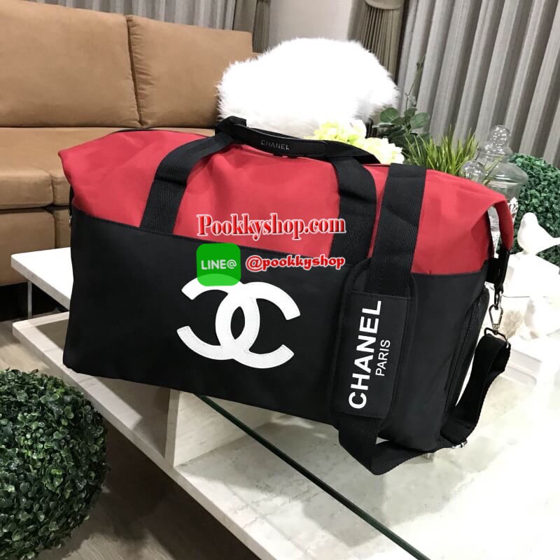 Restock! CHANEL VIP GIFT Large Travel Bag กระเป๋าเดินทาง Gift With Purchase รุ่น Limited พรีเมี่ยมกิ๊ฟของเเท้จาก Chanel Perfumes Counter วัสดุ NYLON เนื้อหนาสีทูโทนดำแดงสกรีนโลโก้ด้านหน้า เปิดปิดด้วยซิป หัวซิปแบรนด์ ใบใหญ่จุใจ พิเศษ! มีช่องใส่รองเท้าด้านข