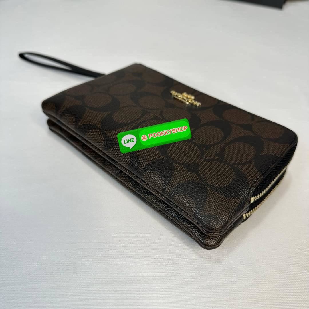 กระเป๋าคล้องมือ COACH 87591 DOUBLE CORNER ZIP WRISTLET IN SIGNATURE CANVAS (COACH 87591 ） กระเป๋าคล้องมือ2เซิปใหญ่ ลายCหนังและ ด้านในเป็นผ้า แบ่งเป็นช่องเล็กๆใส่เหรียญใส่แบงค์ใส่บัตร แล้วแต่จะใส่มีหลายช่อง ใส่โทรศัพท์ได้ทุกรุ่นพร้อมสายคล้องมือ