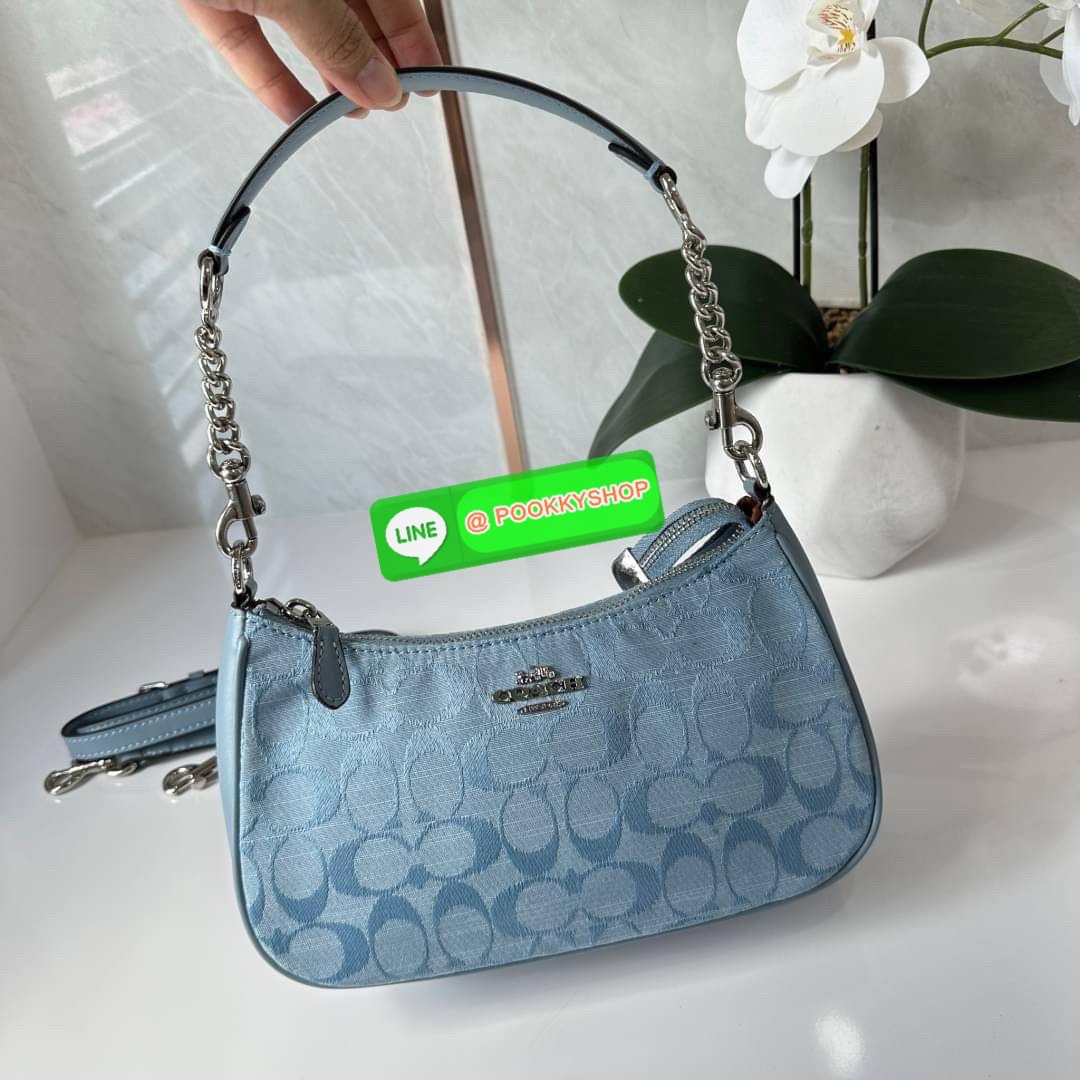 COACH TERI SHOULDER BAG IN SIGNATURE CHAMBRAY ( CH139) กระเป๋าทรงพอช ดีไซน์สุดหรูวัสดุผ้า jacquard ทอลายแบรนด์ ซับในผ้า มาพร้อมสายสะพาย 2 เส้นสามารถถอดได้ เปิด-ปิดด้วยซิป ด้านในช่องโล่งกว้างมีช่องใส่บัตรเครดิต 2 ช่อง ใส่โทรศัพท์มือถือได้ทุกรุ่น ใส่กระเป๋า
