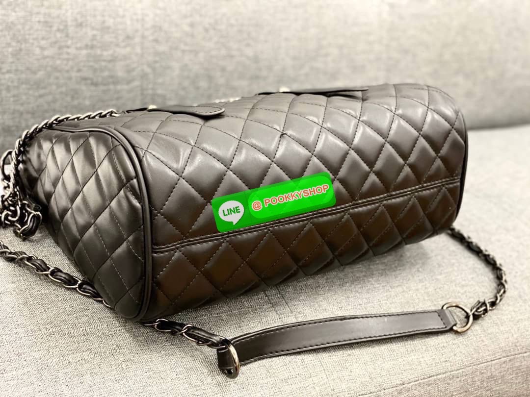 VIP CHANEL กระเป๋าถือหรือสะพายไหล่ ทรงยอดนิยมวัสดุหนังแกะแท้ ลายตาราง น้ำหนักเบาโดดเด่นลายแบรนด์ด้านหน้ากระเป๋าเอกลักษณ์ของคอลเลคชั่นนี้ หูจับหนัง แข็งแรงพับลงได้ด้านหน้ามีโลโก้เเบรนด์ มีช่องแบ่งถึง 3 ช่องเป็นสัดส่วน มีช่องใส่มือถือ ใส่ ipad ได้ ภาพถ่ายจา