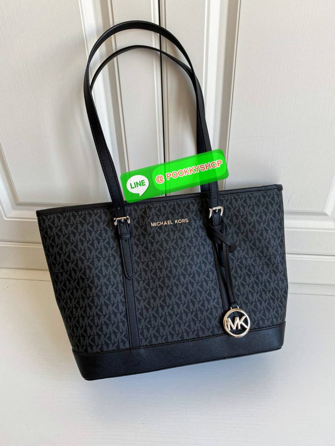 NEW ARRIVALS !! MICHEAL KORS TOTE BAG ของแท้ กระเป๋าสะพายทรง SHOPPING BAG หนัง PVC สวยหรูอยู่ทรง ด้านหน้าประดับโลโก้สีทองสวยหรูพร้อมห้อยพวงกุญแจ MK ภายในปิดเปิดด้วยซิปยาว มีช่องซิปและช่องเล็ก ซับในอย่างดีสกรีน กว้างและจุของได้เยอะมากค่ะ ใส่ ipad กระเป๋าสต