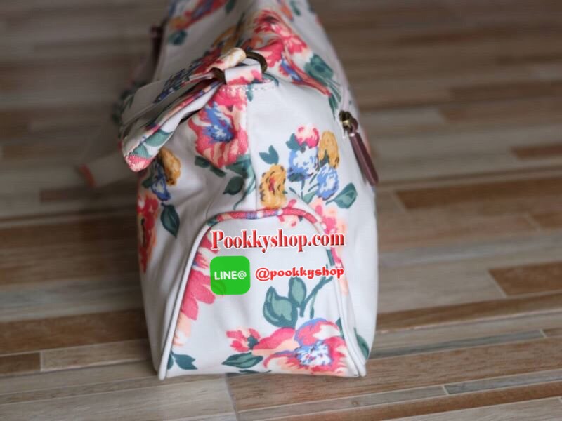 CATH KIDSTON Windflower Bunch กระเป๋าสะพายไหล่ เปิดปิดด้วยซิปและกระดุมแม่เหล็ก แบ่งเป็นสองช่องใหญ่ มีช่องซิปและช่องเล็กไว้แยกใส่ของ รูปแบบและดีไซน์เก๋ สามารถใช้งานได้ทุกวัน ใส่ของได้เยอะ สามารถใส่ipad ได้