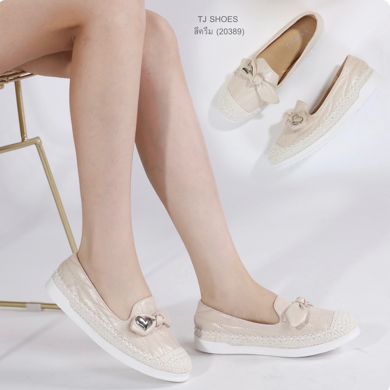 พร้อมส่งแบบใหม่มาแรง รุ่นนี้เป็นงานสั่งทำพิเศษ คุณภาพดีมากๆ - หนังรุ่นนี้นิ่ม นิ่มมากนิ่มสุดๆ - พื้นบุนวมนิ่มใส่นุ่มสบายมาก น้ำหนักเบา - ใส่นุ่มเดินทั้งวันได้สบายมากๆ - สวยใส่ง่าย แมทได้กับทุกชุด ใส่ได้ตลอดไม่ตกเทรนด์ - ส้นเกรดพรีเมี่ยมกันลื่นอย่างดี