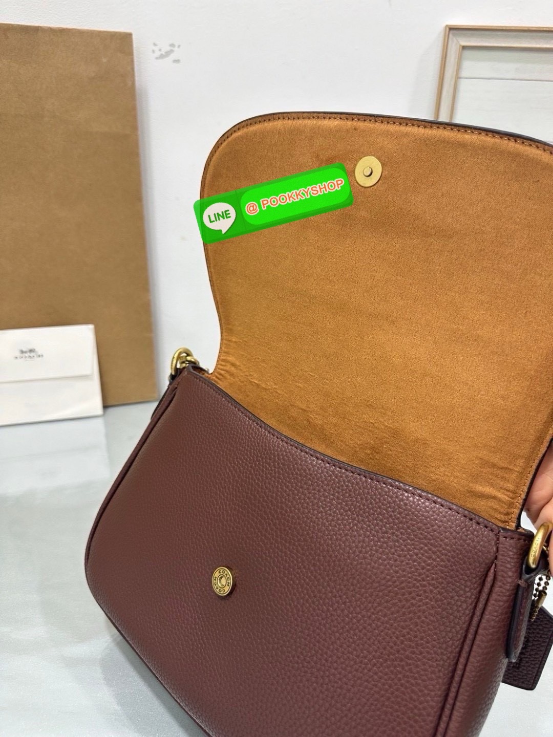 เรียบ หรู แต่ดูแพงแบบไม่ตั้งใจ Coach CU099 – Studio Shoulder Bag รุ่นฮิตสุดมินิมอล ตัว C เล็กหรูบนหนังสีคลาสิค ทรงสวยสะพายได้ทั้งถือไหล่และ crossbody ไม่ว่าจะใส่ลุคไหน… ก็เปลี่ยนเป็นลุคคุณหนูมีคลาสได้ในพริบตา