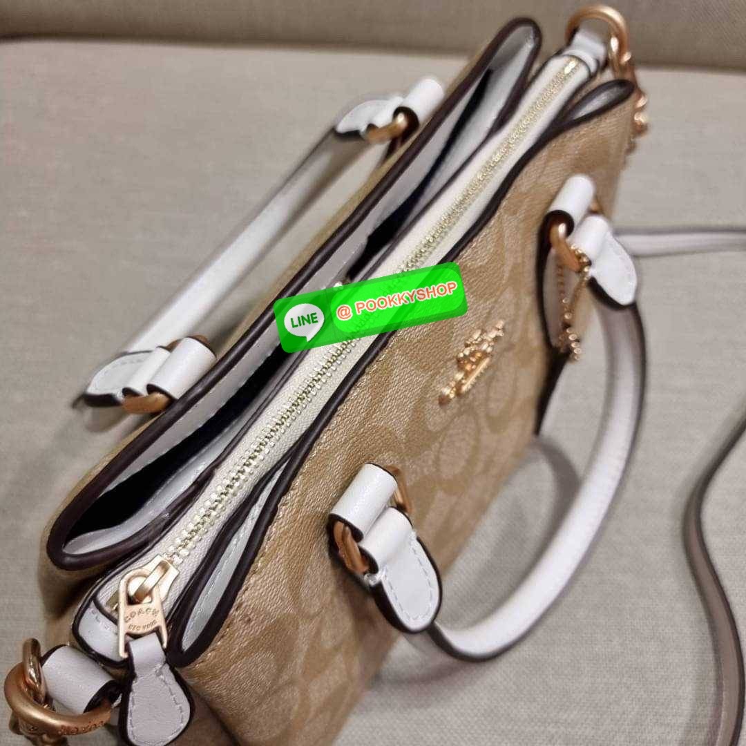 COACH F29434 MINI SAGE CARRYALL IN SIGNATURE CANVAS รุ่นยอดฮิต!! ที่สุดของกระเป๋าสะพายขายดี ต้องทรงถังมินิรุ่นนี้ วัสดุหนังแคนวาสเคลือบลาย สวย คลาสสิค มาพร้อมสายสะพายข้างและหูหิ้วในตัว ถอดออกถือคล้องแขนเก๋ๆ หรูๆยังได้ ภายในเป็นช่องโล่ง แบ่งสัดส่วนอย่างดี