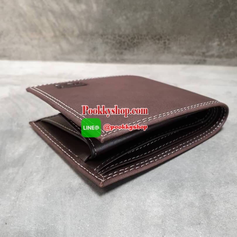 กระเป๋าสตางค์+เข็มขัด Levi's กระเป๋าด้านหน้าปั๊มโลโก้แบรนด์ด้านในมีช่องใส่บัตร และมีช่องใส่ธนบัตร 2 ช่อง มีช่องใส่เหรียญด้วย ส่วนตัวเข็มขัด Levi's หัวเข็มขัดเป็นแบบลำลอง ด้านหน้าปั๊มอักษรแบรนด์ ตัวสายสีน้ำตาลดำ ด้านหลังปั๊มชื่อแบรนด์ มีแท็กป้ายต