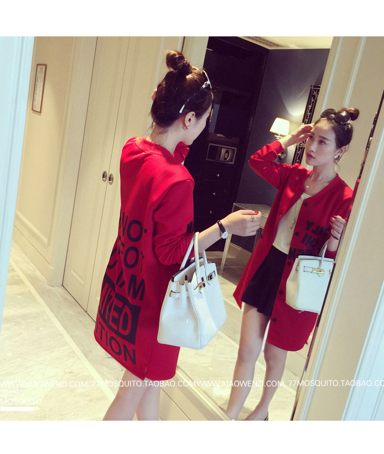 เสื้อคลุมตัวยาว มีกระเป๋า พิมพ์อีกษรตามภาพกระดุมกด สีแดง